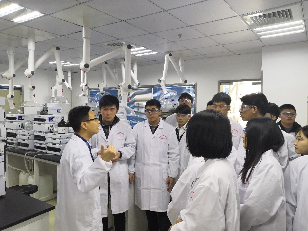 走进HJC黄金城平台，与学子共话成长