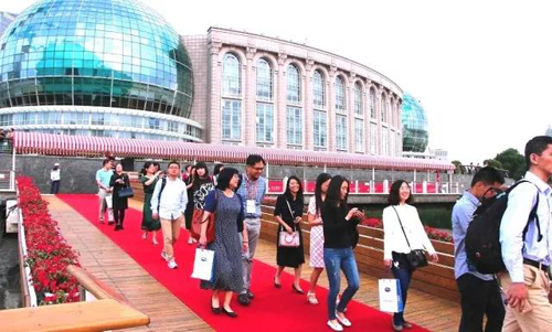 晚宴伊始，前来参加晚宴的嘉宾们纷纷踏上红毯，前往码头