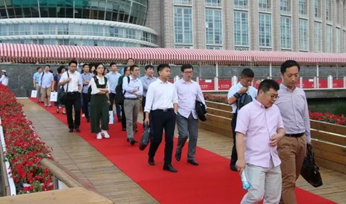 晚宴伊始，前来参加晚宴的嘉宾们纷纷踏上红毯，前往码头